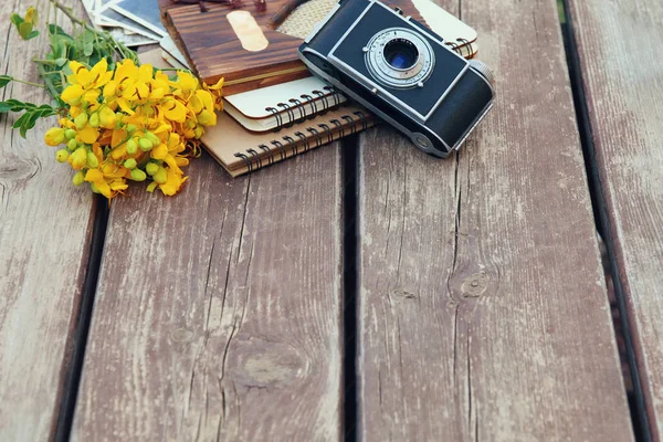 Imagem de cadernos ao lado da câmera fotográfica vintage — Fotografia de Stock