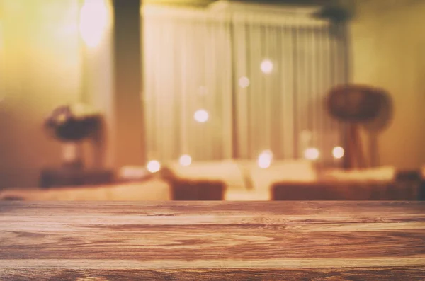 Tavolo in legno di fronte a luci sfocate ristorante — Foto Stock