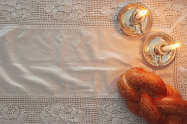 Shabbat görüntüsü. Challah ekmeği ve mumlar