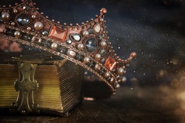 güzel Kraliçe/kral taç eski kitap düşük anahtar görüntü