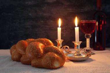 Shabbat görüntüsü. Challah ekmeği, Şabat şarabı ve mumlar