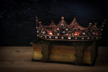 güzel Kraliçe/kral taç eski kitap düşük anahtar görüntü