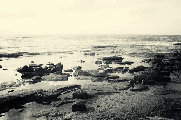 Фон пляжу і моря, чорно-біле зображення — стокове фото