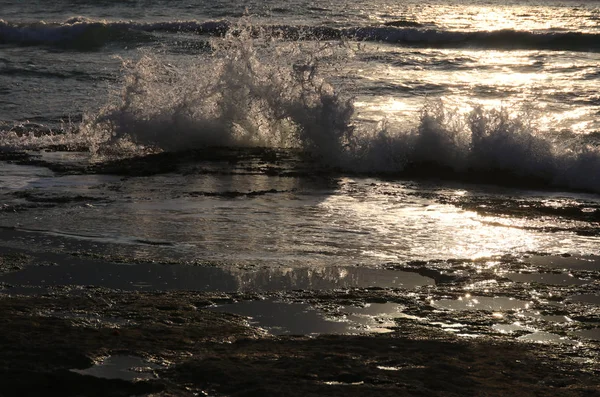 Φόντο παραλία και θάλασσα στο ηλιοβασίλεμα. — Φωτογραφία Αρχείου