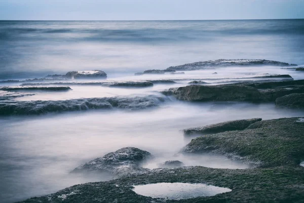 Hintergrund von Strand und Meer bei Sonnenuntergang Farben — Stockfoto