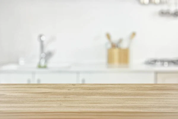 Mesa vacía y fondo de cocina moderna desenfocada — Foto de Stock