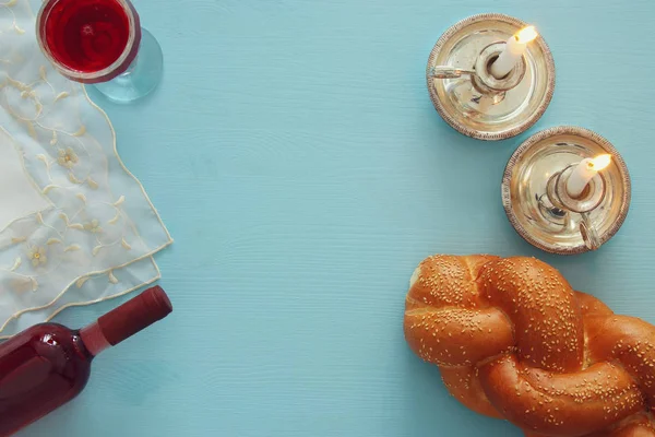 Shabbat 이미지. 분필라 빵 , 샤 바트 포도주 및 양초 — 스톡 사진