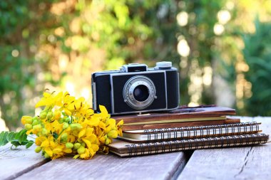 Vintage fotoğraf makinesi yanında dizüstü görüntü
