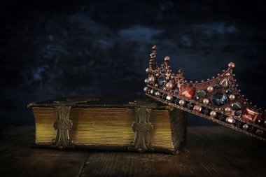 güzel Kraliçe/kral taç eski kitap düşük anahtar görüntü