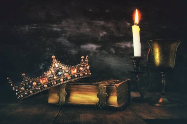güzel Kraliçe/kral taç eski kitap düşük anahtar görüntü