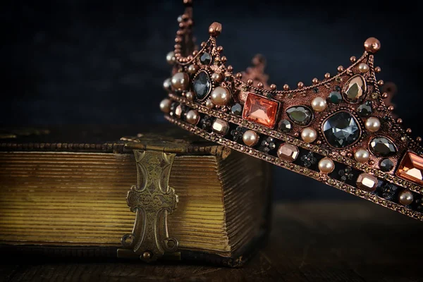 Imagem chave baixa da bela rainha / rei coroa no livro velho — Fotografia de Stock