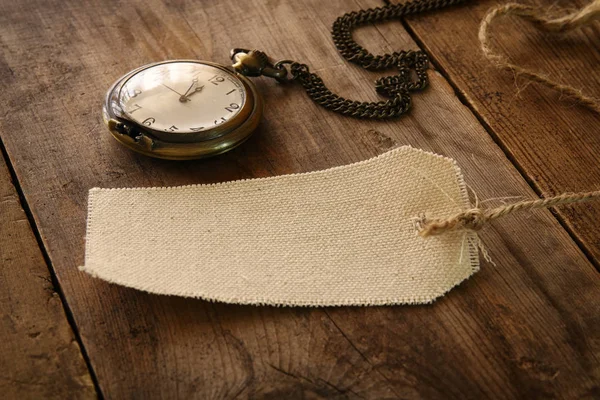 Imagen de etiqueta de lona vacía y reloj de bolsillo antiguo — Foto de Stock