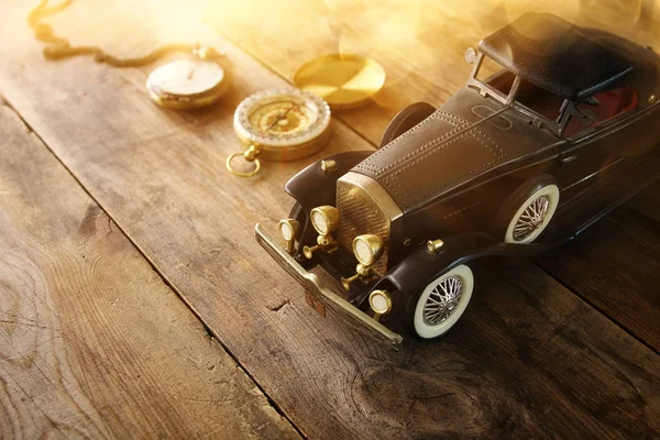 Vintage voiture jouet, boussole et vieille montre de poche — Photo