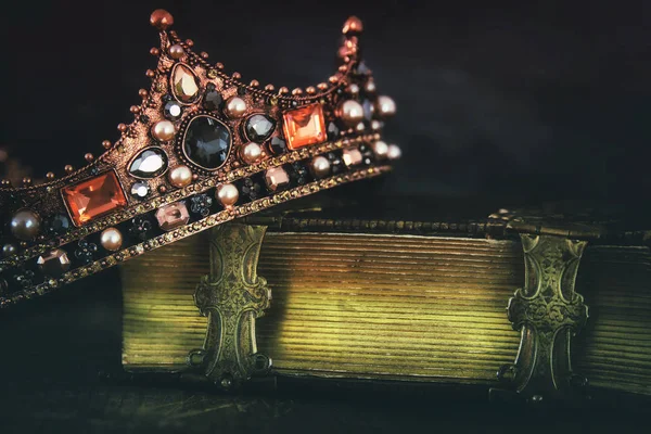 Güzel Kraliçe/kral taç eski kitap düşük anahtar görüntü — Stok fotoğraf