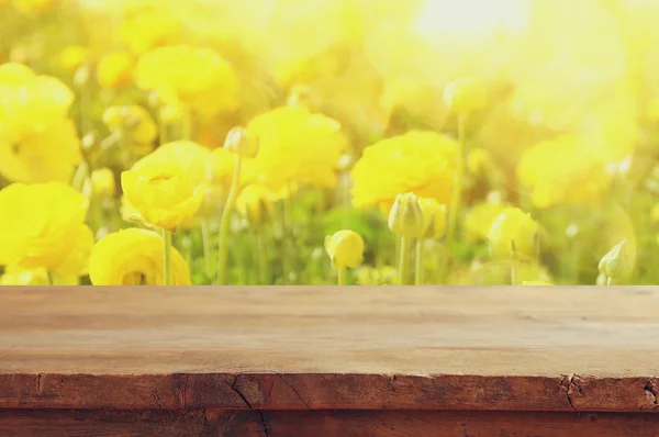 Dřevěná deska stůl před letní květiny pole — Stock fotografie