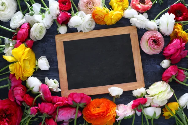 Blick von oben auf schöne Blumenarrangements neben der Tafel — Stockfoto