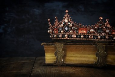 güzel Kraliçe/kral taç eski kitap düşük anahtar görüntü