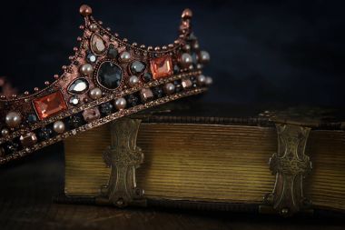 güzel Kraliçe/kral taç eski kitap düşük anahtar görüntü