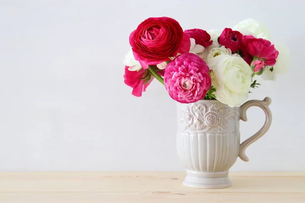 빈티지 화이트 꽃병에 분홍색과 흰색 rosses의 꽃다발 — 스톡 사진