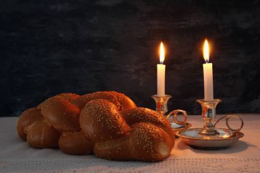 Shabbat görüntüsü. Challah ekmeği, Şabat şarabı ve mumlar