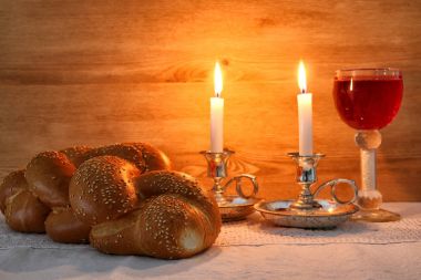 Shabbat görüntüsü. Challah ekmeği, Şabat şarabı ve mumlar