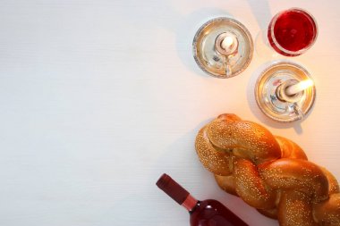Shabbat görüntüsü. Challah ekmeği, Şabat şarabı ve mumlar