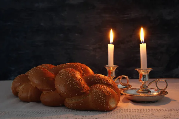 Shabbat-Image. Challah-Brot, Shabbat-Wein und Kerzen — Stockfoto