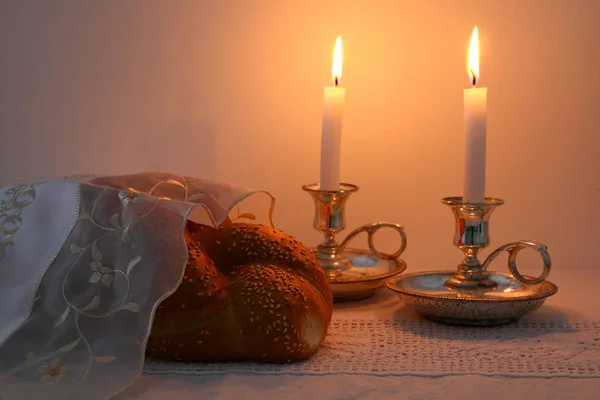 Obraz szabatu. chleb chała, wino szabat i świece — Zdjęcie stockowe