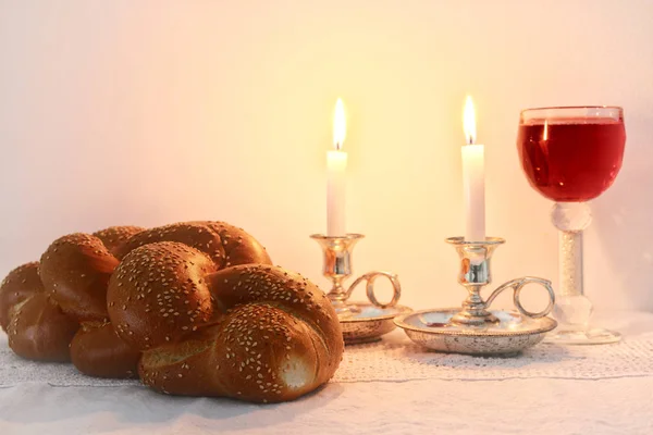 Shabbat-Image. Challah-Brot, Shabbat-Wein und Kerzen — Stockfoto