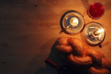 Shabbat görüntüsü. Challah ekmeği ve mumlar.