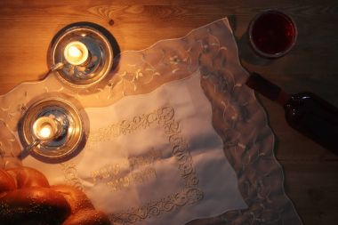 Shabbat görüntüsü. Challah ekmeği ve mumlar.