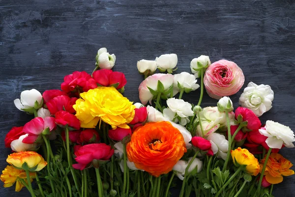 Blick von oben auf schöne Blumenarrangements — Stockfoto