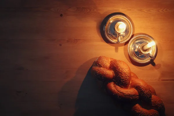 Shabbat 이미지. 백합 빵 과 양초. — 스톡 사진