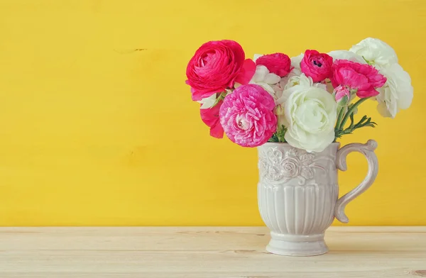 Buquê de rosas rosa e branco no vaso branco vintage — Fotografia de Stock