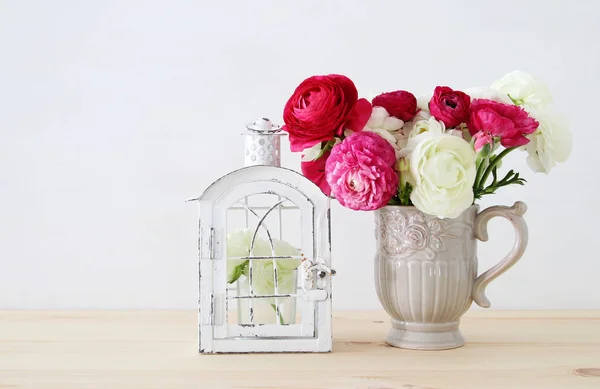 Strauß rosa und weißer Rosen in der weißen Vase — Stockfoto