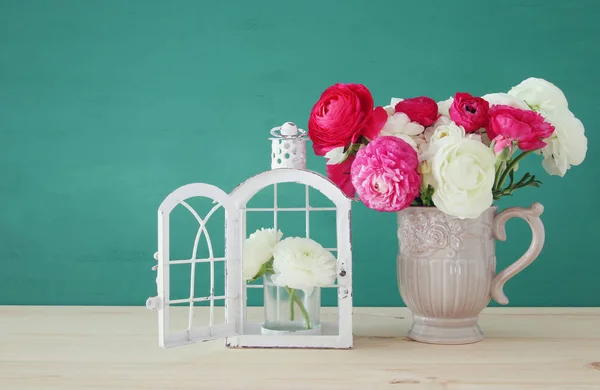 Ramo de rosas rosadas y blancas en el jarrón blanco vintage —  Fotos de Stock