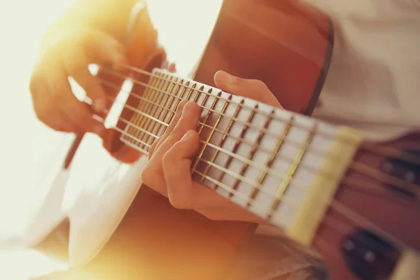 Close up of young girl playing acoustic guitar — Stock Photo, Image