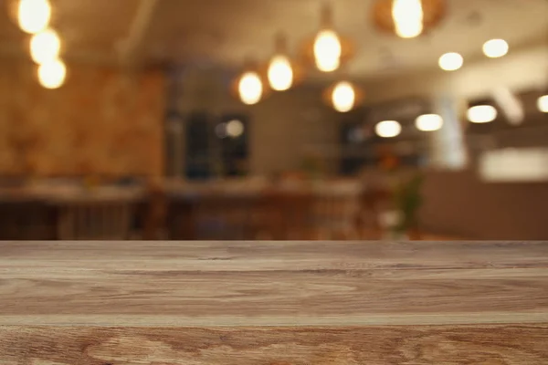 Tavolo in legno di fronte astratto ristorante luci sfondo — Foto Stock