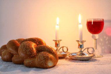 Shabbat görüntüsü. Challah ekmeği, Şabat şarabı ve mumlar