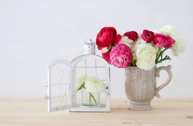 Vintage beyaz vazoda pembe ve beyaz eşya buket