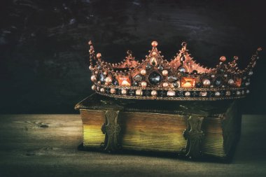 güzel Kraliçe/kral taç eski kitap düşük anahtar görüntü