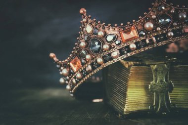 güzel Kraliçe/kral taç eski kitap düşük anahtar görüntü