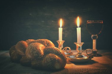 Düşük anahtar Şabat görüntü. Challah ekmek, Şabat şarap ve mumlar