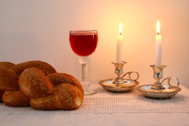 Shabbat görüntüsü. Challah ekmeği, Şabat şarabı ve mumlar
