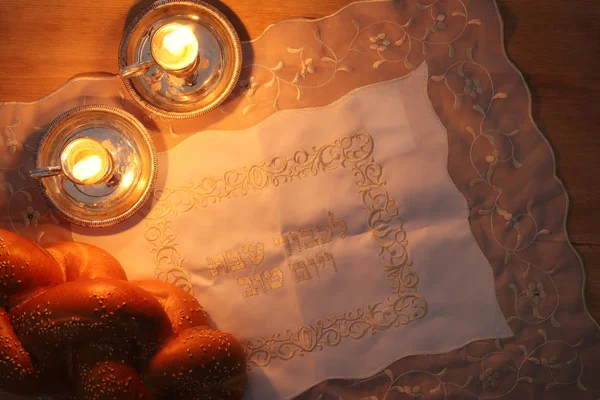 Šabatový obraz. chléb a svíčky challah. — Stock fotografie