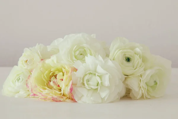 Ramo de rosas blancas sobre mesa de madera — Foto de Stock