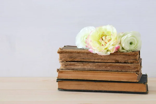 Belo buquê de flores nos livros antigos — Fotografia de Stock
