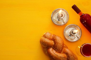 Şabat görüntü. Challah ekmek, şarap ve mumlar