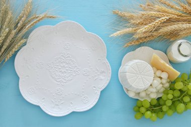 süt ürünleri ve meyve. Sembolleri Yahudi tatil - Shavuot