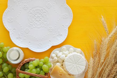 süt ürünleri ve meyve. Sembolleri Yahudi tatil - Shavuot